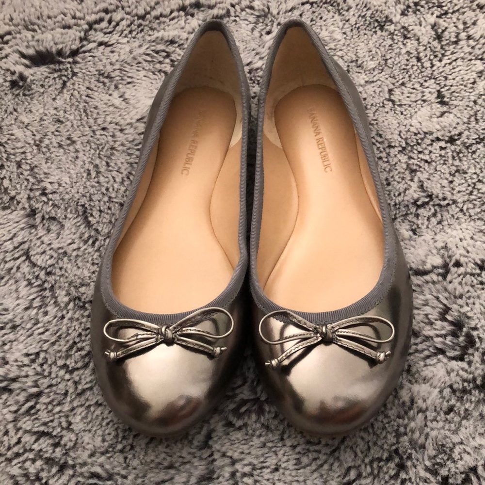 Unworn sliver Banana Republic flats (6 1/2)